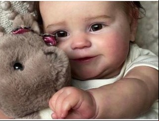 Homem é preso após agredir bebê de 4 meses, confundido com bebê reborn