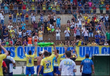 Jogadores comemoram com a torcida vitória e vaga na final (Foto: Marcelo Berton)