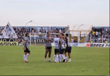 Jogadores comemoram a marcação do gol 