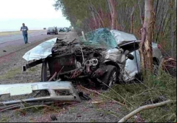 Veículo ficou destruído após a colisão. Ligado na Noticia 