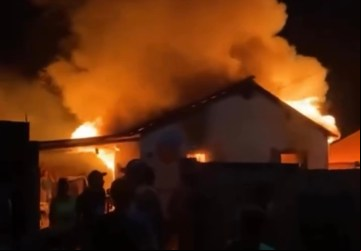 Casa ficou destruída pelo fogo. (Reprodução) 
