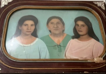 As duas irmãs e a mãe quando mudaram da cidade 
