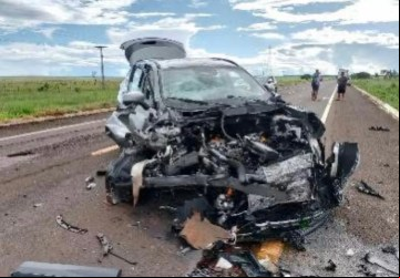 SUV ficou com a frente destruída. (Dejair Moraes) 