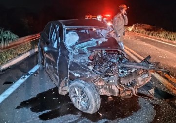 Vítima morreu pressa as ferragens. (Da Hora Bataguassu) 