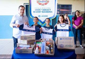 Prefeito Juliano Miranda(Guga), na entrega de kits escolares e uniformes aos alunos da REME / Reprodução
