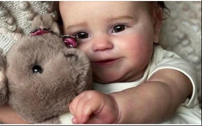 Homem é preso após agredir bebê de 4 meses, confundido com bebê reborn